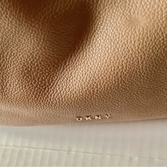 Elegant DKNY Women's Bag - Picture 5 of 10